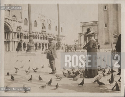 -VENEZIA, SENZA INDICAZIONE DAUTORE, PIAZZA S.MARCO, 1915 C.A. STAMPA ALLALBUMINA INCOLLATA SU CARTONE,  CM 11X8,5   ©ARCHIVIO Graziano Arici/Rosebud2  PICCIONE, PERSONA FOTOANTICHE.-VENICE, SENZA INDICAZIONE DAUTORE, PIAZZA  S.MARCO. 1915 C.A. ALBUMEN PHOTOGRAPH MOUNTED ON CARDBOARD, CM 11X8,5   ©Graziano Arici / rosebud2