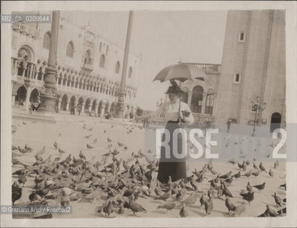-VENEZIA, SENZA INDICAZIONE DAUTORE, PIAZZA S.MARCO, 1915 C.A. STAMPA ALLALBUMINA INCOLLATA SU CARTONE,  CM 11X8,5   ©ARCHIVIO Graziano Arici/Rosebud2  PICCIONE, PERSONA FOTOANTICHE.-VENICE, SENZA INDICAZIONE DAUTORE, PIAZZA  S.MARCO. 1915 C.A. ALBUMEN PHOTOGRAPH MOUNTED ON CARDBOARD, CM 11X8,5   ©Graziano Arici / rosebud2