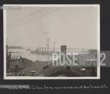 -VENEZIA, SENZA INDICAZIONE DAUTORE, VEDUTA DEL LIDO DAL DANIELI, 1915 C.A. STAMPA ALLALBUMINA INCOLLATA SU CARTONE,  CM 11X8,5   ©ARCHIVIO Graziano Arici/Rosebud2  NAVE FOTOANTICHE.-VENICE, SENZA INDICAZIONE DAUTORE,LIDO FROM DANIELI. 1915 C.A. ALBUMEN PHOTOGRAPH MOUNTED ON CARDBOARD, CM 11X8,5   ©Graziano Arici / rosebud2