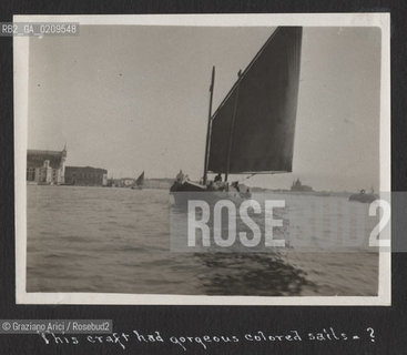-VENEZIA, SENZA INDICAZIONE DAUTORE, BARCA A VELA, 1915 C.A. STAMPA ALLALBUMINA INCOLLATA SU CARTONE,  CM 11X8,5   ©ARCHIVIO Graziano Arici/Rosebud2  NAVE FOTOANTICHE.-VENICE, SENZA INDICAZIONE DAUTORE, SAILING BOAT. 1915 C.A. ALBUMEN PHOTOGRAPH MOUNTED ON CARDBOARD, CM 11X8,5   ©Graziano Arici / rosebud2
