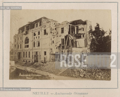 -PARIGI, SENZA INDICAZIONE DAUTORE, AVENUE DE NEUILLY – AMDASSADE OTTOMANE, SENZA DATA. STAMPA ALLALBUMINA INCOLLATA SU CARTONE CM 8,7X5,2  ©ARCHIVIO Graziano Arici/Rosebud2  LA COMUNE DI PARIGI, ROVINE, FOTOANTICHE.-PARIS, NO AUTHORS INDICATION, AVENUE DE NEUILLY – AMDASSADE OTTOMANE, UNDATED. ALBUMEN PHOTOGRAPH MOUNTED ON CARDBOARD CM 8,7X5,2  ©Graziano Arici / rosebud2