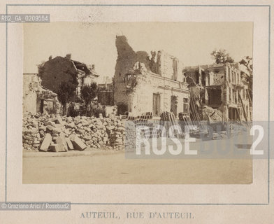 -PARIGI, SENZA INDICAZIONE DAUTORE, AUTEUIL, RUE D’AUTEUIL, SENZA DATA. STAMPA ALLALBUMINA INCOLLATA SU CARTONE CM 8,7X5,2  ©ARCHIVIO Graziano Arici/Rosebud2  LA COMUNE DI PARIGI, ROVINE, FOTOANTICHE.-PARIS, NO AUTHORS INDICATION, AUTEUIL, RUE D’AUTEUIL, UNDATED. ALBUMEN PHOTOGRAPH MOUNTED ON CARDBOARD CM 8,7X5,2  ©Graziano Arici / rosebud2