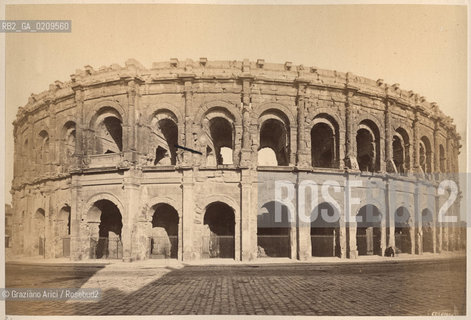 -ARLES, SENZA INDICAZIONE DAUTORE, ANFITEATRO ROMANO, SENZA DATA. STAMPA  ALL ALBUMINA MONTATA SU CARTONE, CM 28X19 ©ARCHIVIO Graziano Arici/Rosebud2  ARENA,  FOTOANTICHE.-ARLES, NO AUTHORS INDICATION, ROMAN AMPHITHEATRE, UNDATED. ALBUMEN PHOTOGRAPH MOUNTED ON CARDBOARD, CM 28X19 ©Graziano Arici/Rosebud2 