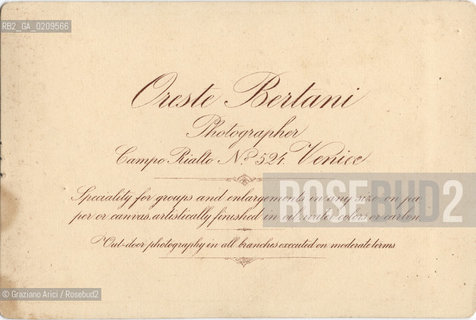 -VENEZIA, ORESTE BERTANI (RETRO), DONNA CON VESTITO ELEGANTE, SENZA DATA. STAMPA ALLALBUMINA INCOLLATA SU CARTONE, CARTE DE VISITE, CM 11X16,5  ©ARCHIVIO Graziano Arici/Rosebud2  PERSONA, POSATA IN STUDIO FOTOANTICHE.-VENICE, ORESTE BERTANI, WOMAN WITH ELENAGANCE DRESS, UNDATED. ALBUMEN PHOTOGRAPH MOUNTED ON CARDBOARD, CARTE DE VISITE CM 11X16,5   ©Graziano Arici / rosebud2