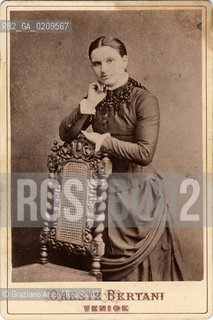 -VENEZIA, ORESTE BERTANI, RITRATTO DI DONNA, SENZA DATA. STAMPA ALLALBUMINA INCOLLATA SU CARTONE, CARTE DE VISITE, CM 11X16,5  ©ARCHIVIO Graziano Arici/Rosebud2  SEDIA, PERSONA, POSATA IN STUDIO FOTOANTICHE.-VENICE, ORESTE BERTANI, WOMAN’ S POTRAIT, UNDATED. ALBUMEN PHOTOGRAPH MOUNTED ON CARDBOARD, CARTE DE VISITE CM 11X16,5   ©Graziano Arici / rosebud2