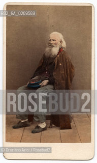 -VENEZIA, CARLO PONTI, MENDICANTE , SENZA DATA. STAMPA ALLALBUMINA COLORATA A MANO INCOLLATA SU CARTONE, CARTE DE VISITE, CM CM 6X10,4   ©ARCHIVIO Graziano Arici/Rosebud2  PERSONA, POSATA IN STUDIO FOTOANTICHE.-VENICE, CARLO PONTI, BEGGAR, UNDATED. ALBUMEN PHOTOGRAPH HAND PAINTING, MOUNTED ON CARDBOARD, CARTE DE VISITE CM 6X10,4 ©Graziano Arici / rosebud2