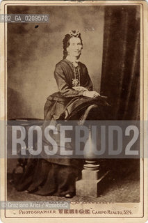 -VENEZIA, ORESTE BERTANI, DONNA CON VESTITO ELEGANTE, SENZA DATA. STAMPA ALLALBUMINA INCOLLATA SU CARTONE, CARTE DE VISITE, CM 11X16,5  ©ARCHIVIO Graziano Arici/Rosebud2  PERSONA, POSATA IN STUDIO FOTOANTICHE.-VENICE, ORESTE BERTANI, WOMAN WITH ELENAGANCE DRESS, UNDATED. ALBUMEN PHOTOGRAPH MOUNTED ON CARDBOARD, CARTE DE VISITE CM 11X16,5   ©Graziano Arici / rosebud2