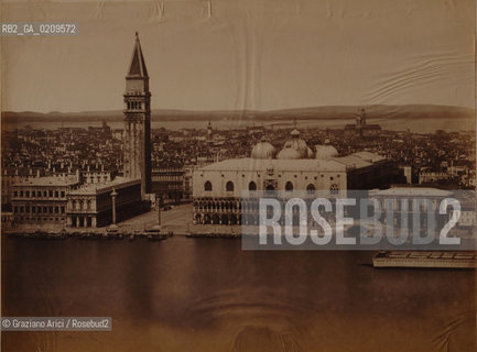 -VENEZIA, SENZA INDICAZIONE D’AUTORE, PIAZZA S.MARCO DA S.GIORGIO, SENZA DATA. STAMPA ALLALBUMINA INCOLLATA SU CARTONE,  CM 29,5X26   ©ARCHIVIO Graziano Arici/Rosebud2  BAGNI PUBBLICI. FOTOANTICHE.-VENICE, NO AUTHOR’S INDICATION, PIAZZA DI S.MARCO FROM S.GIORGIO, UNDATED. ALBUMEN PHOTOGRAPH MOUNTED ON CARDBOARD, CM 29,5X26  ©Graziano Arici / rosebud2
