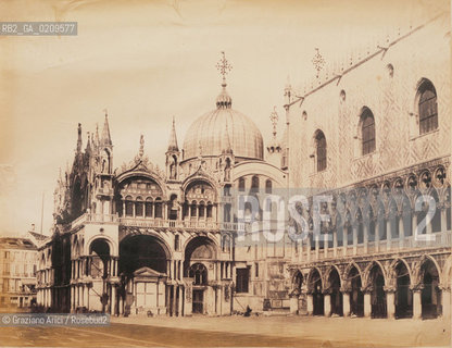 -VENEZIA, SENZA INDICAZIONE D’AUTORE, PALAZZO DUCALE  E BASILICA DA PIAZZETTA S.MARCO, SENZA DATA. STAMPA ALLALBUMINA INCOLLATA SU CARTONE,  CM 30X26  ©ARCHIVIO Graziano Arici/Rosebud2  FOTOANTICHE.-VENICE, NO AUTHOR’S INDICATION, PALAZZO DUCALE FROM PIAZZETTA S.MARCO, UNDATED. ALBUMEN PHOTOGRAPH MOUNTED ON CARDBOARD, CM 30X26 ©Graziano Arici / rosebud2