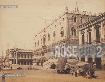 -VENEZIA, SENZA INDICAZIONE D’AUTORE, PALAZZO DUCALE DA RIVA DEGLI SCHIAVONI, SENZA DATA, STAMPA ALLALBUMINA INCOLLATA SU CARTONE,  CM 39X26  ©ARCHIVIO Graziano Arici/Rosebud2  FOTOANTICHE.-VENICE, NO AUTHOR’S INDICATION, PALAZZO DUCALE FROM RIVA DEGLI SCHIAVONI, UNDATED. ALBUMEN PHOTOGRAPH MOUNTED ON CARDBOARD, CM 39X26 ©Graziano Arici / rosebud2