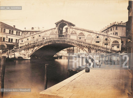 -VENEZIA, SENZA INDICAZIONE D’AUTORE, PONTE DI RIALTO, ANTE 1881. STAMPA ALLALBUMINA INCOLLATA SU CARTONE,  CM 34,5X25,5   ©ARCHIVIO Graziano Arici/Rosebud2  FOTOANTICHE.-VENICE, NO AUTHOR’S INDICATION, PONTE DI RIALTO, ANTE 1881. ALBUMEN PHOTOGRAPH MOUNTED ON CARDBOARD, CM 34,5X25,5   ©Graziano Arici/Rosebud2 
