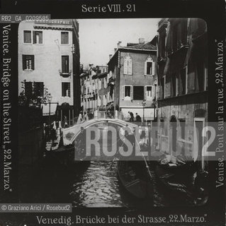 -VENEZIA, SENZA INDICAZIONE D’AUTORE, PONTE IN VIA 22 MARZO SENZA DATA. LASTRA  IN VETRO PER LANTERNA MAGICA, 8X8,2 ©ARCHIVIO Graziano Arici/Rosebud2  GONDOLA FOTOANTICHE.-VENICE, NO AUTHOR’S INDICATION, BRIDGE ON THE STREET 22 MARZO,UNDATED. GLASS SLIDE FOR MAGIC LANTERN, CM 8X8,2 ©Graziano Arici / rosebud2