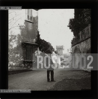 -VENEZIA, SENZA INDICAZIONE D’AUTORE, HENDERSON A VENEZIA, SENZA DATA. LASTRA  IN VETRO PER LANTERNA MAGICA, 8X8,2 ©ARCHIVIO Graziano Arici/Rosebud2  UOMO FOTOANTICHE.-VENICE, NO AUTHOR’S INDICATION, HENDERSON IN VENICE, UNDATED. GLASS SLIDE FOR MAGIC LANTERN, CM 8X8,2 ©Graziano Arici / rosebud2