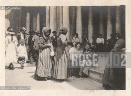 -VENEZIA, SENZA INDICAZIONE D’AUTORE, DONNE IN PIAZZA S. MARCO, SENZA DATA. STAMPA ALLALBUMINA CM 8,5X6 ©ARCHIVIO Graziano Arici/Rosebud2  PERSONA, FOTOANTICHE .-VENICE, NO AUTHOR’S INDICATION, WOMEN IN PIAZZA S.MARCO, UNDATED. ALBUMEN PHOTOGRAPH, CM 8,5X6 ©Graziano Arici / rosebud2