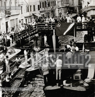 -VENEZIA, SENZA INDICAZIONE D’AUTORE, FONDAMENTA DEGLI ORMESINI, 1960 C.A. STAMPA CM 7,3X10,6 ©ARCHIVIO Graziano Arici/Rosebud2  FESTA DELLUNITA, GONDOLA, BARCA, PERSONA, BANDIERA, FOTOANTICHE .-VENICE, NO AUTHOR’S INDICATION, FONDAMENTA DEGLI ORMESINI, 1960 C.A. PRINT, CM 7,3X10,6  ©Graziano Arici / rosebud2