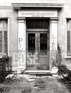 TRIESTE OSPEDALE PSICHIATRICO, SCRITTE DI CONTESTAZIONE SUL PORTONE . © 1977 Graziano Arici/Rosebud2 MAS