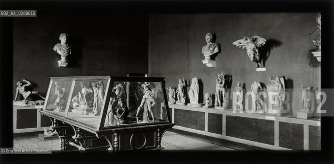 -VENEZIA; ALEXANDER LAMONT HENDERSON; PALAZZO DUCALE; MUSEO SENZA DATA. LASTRA PANORAMICA IN VETRO PER LANTERNA MAGICA; 16; 5X8; ©ARCHIVIO Graziano Arici/Rosebud2 ; FOTOANTICHE; -VENICE; ALEXANDER LAMONT HENDERSON; DOGE’S PALACE; MUSEUM; UNDATED. PANORAMIC GLASS SLIDE FOR MAGIC LANTERN; CM 16; 5X8 ©Graziano Arici / rosebud2