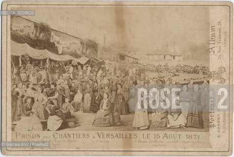 -PARIGI, EUGENE APPERT, PRISIONNIERES A LA PRISON DES CHANTIERS DE VERSAILLES, 1871. STAMPA ALLALBUMINA INCOLLATA SU CARTONE, CARTE DE VISITE, CM 16,5X10,8 ©ARCHIVIO Graziano Arici/Rosebud2  FOTOMONTAGGIO, PRIGIONIERI NELLA PRIGIONE DEL CORTILE DI VERSAILLES, COMUNE DI PARIGI, FOTOANTICHE.-PARIS, EUGENE APPERT, PRISIONNIERES A LA PRISON DES CHANTIERS DE VERSAILLES,  1871. ALBUMEN PHOTOGRAPH MOUNTED ON CARDBOARD, CARTE DE VISITE CM 16,5X10,8 ©Graziano Arici / rosebud2