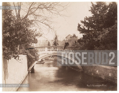 -VENEZIA, SENZA INDICAZIONE D’AUTORE, RIO S.GIUSEPPE, SENZA DATA. STAMPA ALLALBUMINA,  CM 24,3X19   ©ARCHIVIO Graziano Arici/Rosebud2  PERSONA, FOTOANTICHE.-VENICE, NO AUTHOR’S INDICATION, RIO S.GIUSEPPE, UNDATED. ALBUMEN PHOTOGRAPH, CM 24,3X19 ©Graziano Arici / rosebud2 .