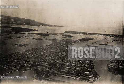 -VENEZIA, SENZA INDICAZIONE DAUTORE, FOTO AEREA, SENZA DATA CIRCA 1917. STAMPA, CM 16,5X11,2 ©ARCHIVIO Graziano Arici/Rosebud2   PANORAMICA FOTOANTICHE.-VENICE, NO AUTHORS INDICATION, WIDE SHOT, UNDATED. PHOTOGRAPH STAMP, CM 16,5X11,2