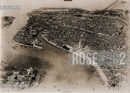 -VENEZIA, SENZA INDICAZIONE DAUTORE, FOTO AEREA, SENZA DATA CIRCA 1917. STAMPA, CM 16,5X11,6 ©ARCHIVIO Graziano Arici/Rosebud2   PANORAMICA FOTOANTICHE.-VENICE, NO AUTHORS INDICATION, WIDE SHOT, UNDATED. PHOTOGRAPH STAMP, CM 16,5X11,6