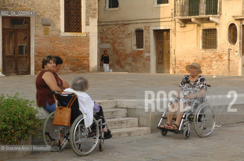 VENEZIA AGOSTO 2008 - ANZIANI E BADANTI A VENEZIA ©Graziano Arici/Rosebud2 VECCHI