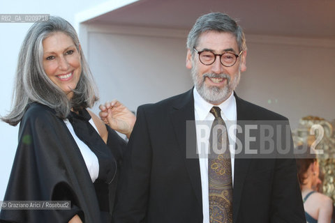 27/08/08 - VENICE 65TH INTERNATIONAL FILM FESTIVAL - OPENING CEREMONY, RED CARPET - THE DIRECTOR JOHN LANDIS WITH HIS WIFE @ Graziano Arici / rosebud2 CINEMA BIENNALE ©Graziano Arici/Rosebud2 BIENNALE CINEMA