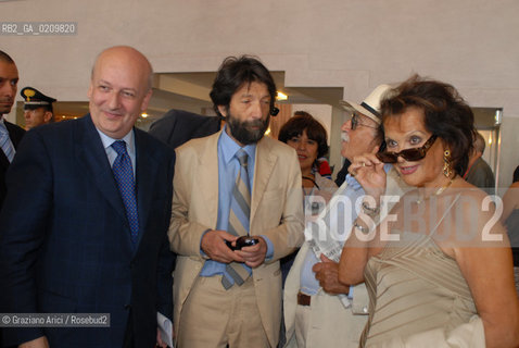 VENICE, 28.08.08. 65th VENICE INTERNATIONAL FILM FESTIVAL. THE ACTRESS CLAUDIA CARDINALE WITH THE MAYOR OF VENICE MASSIMO CACCIARI AND THE MINISTER BONDI© MARTABUSO/ARICI/GRAZIANERI CINEMA