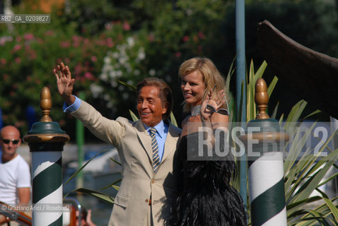 VENICE, 28.08.08. 65th VENICE INTERNATIONAL FILM FESTIVAL.THE STYLIST VALENTINO WITH THE TOP MODEL EVA HERZIGOVA © MARTABUSO/ARICI/GRAZIANERI CINEMA STILISTA MODA