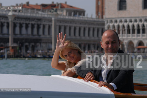 VENICE, 29.08.08. 65th VENICE INTERNATIONAL FILM FESTIVAL. FILM  UN GIORNO PERFETTO , THE DIRECTOR FERZAN OZPETEK AND THE ACTRESS ISABELLA FERRARI © MARTABUSO/ARICI/GRAZIANERI