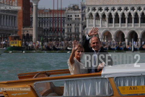 VENICE, 29.08.08. 65th VENICE INTERNATIONAL FILM FESTIVAL. FILM  UN GIORNO PERFETTO , THE DIRECTOR FERZAN OZPETEK AND THE ACTRESS ISABELLA FERRARI © MARTABUSO/ARICI/GRAZIANERI