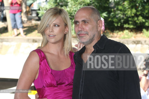 29/08/08 - 65th VENICE  INTERNATIONAL FILM FESTIVAL - FILM: THE BURNING PLAN, THE ACTRESS CHARLIZE THERON WITH THE DIRECTOR GUILLERMO ARRIAGA