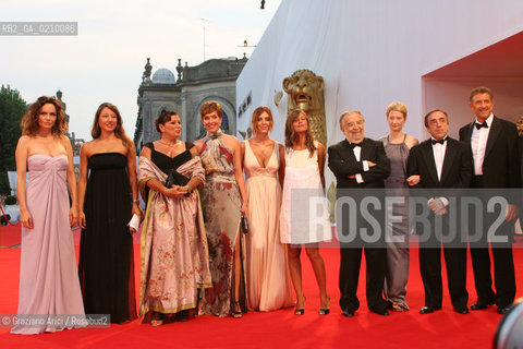 31/08/08 - 65th VENICE  INTERNATIONAL FILM FESTIVAL - FILM: IL PAPA DI GIOVANNA. RED CARPET. THE DIRECTOR PUPI AVATI WITH THE CAST OF THE FILM