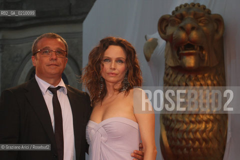 31/08/08 - 65th VENICE  INTERNATIONAL FILM FESTIVAL - FILM: IL PAPA DI GIOVANNA. RED CARPET. THE ACTRESS FRANCESCA NERI WITH HER HUSBAND CLAUDIO AMENDOLA