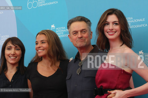 03/09/08 - 65th VENICE  INTERNATIONAL FILM FESTIVAL - FILM: RACHEL GETTING MARRIED. THE DIRECTOR JONATHAN DEMME WITH THE ACTRESS ANNE HATHAWAY AND THE PRODUCER AND SCRIPTWRITER.