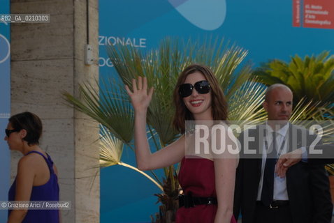 VENICE, 03.09.08. 65th VENICE INTERNATIONAL FILM FESTIVAL. THE ACTRESS ANNE HATHAWAY © MARTABUSO/ARICI/GRAZIANERI CINEMA