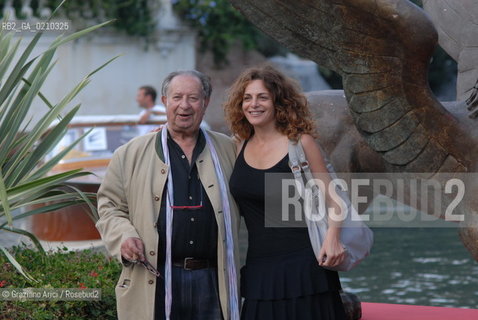 VENICE, 03.09.08. 65th VENICE INTERNATIONAL FILM FESTIVAL. THE FILM DIRECTOR TINTO BRASS AND THE ACTRESS CATERINA VARZI © MARTABUSO/ARICI/GRAZIANERI CINEMA
