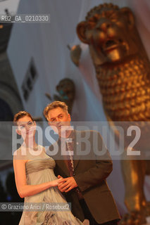 03/09/08 - 65th VENICE  INTERNATIONAL FILM FESTIVAL - FILM: RACHEL GETTING MARRIED. THE DIRECTOR JONATHAN DEMME AND THE ACTRESS ANNE HATHAWAY WITH THE SCRIPTWRITER JENNY LUMET .