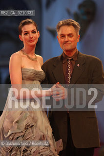 03/09/08 - 65th VENICE  INTERNATIONAL FILM FESTIVAL - FILM: RACHEL GETTING MARRIED. THE DIRECTOR JONATHAN DEMME AND THE ACTRESS ANNE HATHAWAY WITH THE SCRIPTWRITER JENNY LUMET .
