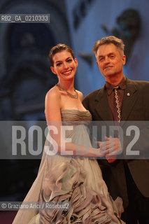 03/09/08 - 65th VENICE  INTERNATIONAL FILM FESTIVAL - FILM: RACHEL GETTING MARRIED. THE DIRECTOR JONATHAN DEMME AND THE ACTRESS ANNE HATHAWAY WITH THE SCRIPTWRITER JENNY LUMET .
