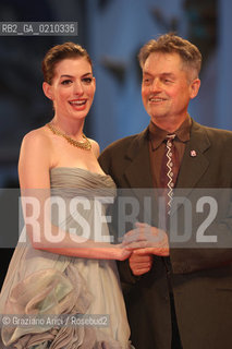 03/09/08 - 65th VENICE  INTERNATIONAL FILM FESTIVAL - FILM: RACHEL GETTING MARRIED. THE DIRECTOR JONATHAN DEMME AND THE ACTRESS ANNE HATHAWAY WITH THE SCRIPTWRITER JENNY LUMET .