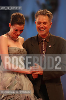 03/09/08 - 65th VENICE  INTERNATIONAL FILM FESTIVAL - FILM: RACHEL GETTING MARRIED. THE DIRECTOR JONATHAN DEMME AND THE ACTRESS ANNE HATHAWAY WITH THE SCRIPTWRITER JENNY LUMET .