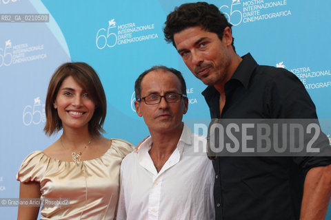 05/09/08 - 65th VENICE  INTERNATIONAL FILM FESTIVAL - FILM: IL SEME DELLA DISCORDIA. THE DIRECTOR PAPPI CORSICATO (CENTER) WITH THE ACTRESS CATERINA MURINO AND THE ACTOR ALESSANDRO GASSMAN