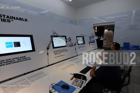 VENICE 11/09/08 - 11th INTERNATIONAL ARCHITECTURE EXIBITION OF BIENNALE : DANISH PAVILLON : ECOTOPEDIA WALK THE TALK ©Graziano Arici/Rosebud2 BIENNALE ARCHITETTURA ARCHITETTO