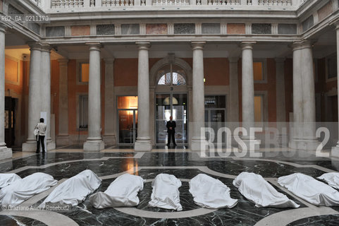 VENICE 24/09/08 THE EXPOSITION IN PALAZZO GRASSI  ITALICS  WITH THE WORK ALL BY MAURIZIO CATTELAN ©Graziano Arici/Rosebud2 ARTE CONTEMPORANEA