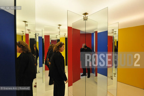 VENICE 24/09/08 THE EXPOSITION IN PALAZZO GRASSI  ITALICS  WITH THE WORK  INTERRELAZIONE CROMOSPECULARE   BY GETULIO ALVIANI ©Graziano Arici/Rosebud2 ARTE CONTEMPORANEA