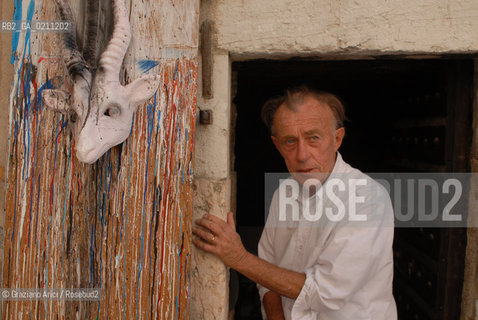 VENICE 24/09/08 THE EXPOSITION IN PALAZZO GRASSI  ITALICS  PERFORMANCE OF THE ARTIST CENCIO EULISSE  © MARTA BUSO/ARICI/GRAZIANERI ARTE CONTEMPORANEA