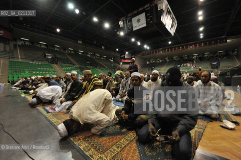 VENICE 30 SEPTEMBER 2008 THE HOLIDAY FOR THE END OF RAMADAM IN VILLORBA BASKET STADIUM OF BENETTON - PALAVERDE  ©Graziano Arici/Rosebud2 ISLAM MUSSULMANI EXTRACOMUNITARI RELIGIONE