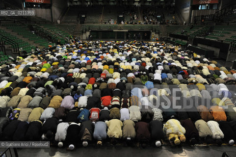 VENICE 30 SEPTEMBER 2008 THE HOLIDAY FOR THE END OF RAMADAM IN VILLORBA BASKET STADIUM OF BENETTON - PALAVERDE  ©Graziano Arici/Rosebud2 ISLAM MUSSULMANI EXTRACOMUNITARI RELIGIONE