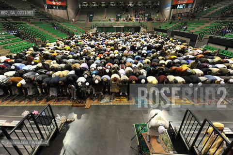 VENICE 30 SEPTEMBER 2008 THE HOLIDAY FOR THE END OF RAMADAM IN VILLORBA BASKET STADIUM OF BENETTON - PALAVERDE  ©Graziano Arici/Rosebud2 ISLAM MUSSULMANI EXTRACOMUNITARI RELIGIONE